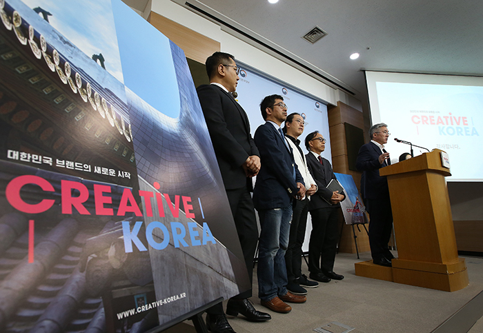Minister of Culture, Sports and Tourism Kim Jongdeok (right) announces a new national brand, ‘Creative Korea,’ emphasizing the values of the nation and its vision to pursue its goals in a future-looking manner. Minister Kim makes the announcement at the Government Complex-Seoul on the morning on July 4.