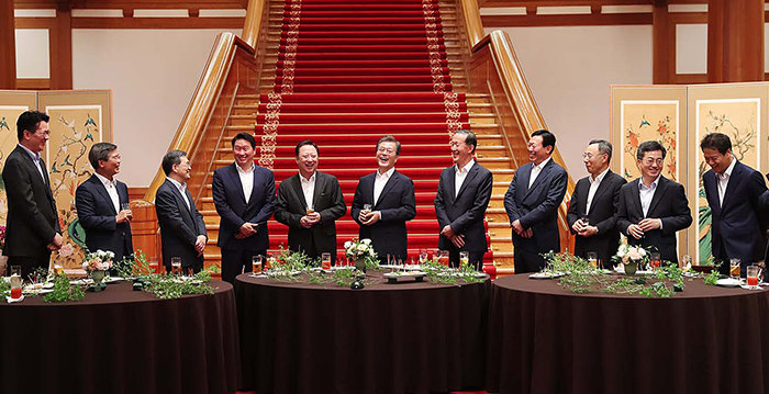 President Moon Jae-in (center) holds a meeting with business leaders in the main building of Cheong Wa Dae on July 28.