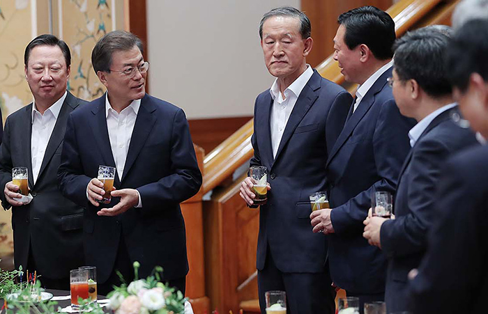 President Moon Jae-in (second from left) talks with business leaders during a meeting in the main building of Cheong Wa Dae on July 28.