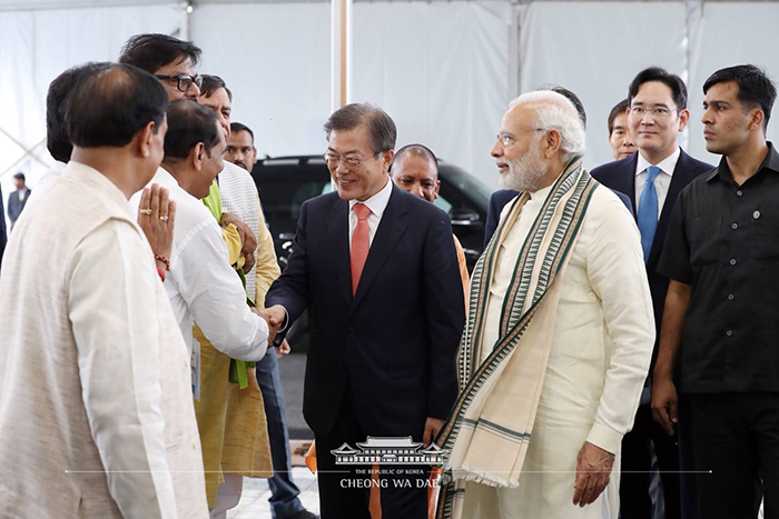 President Moon Jae-in, Indian Prime Minister Narendra Modi and other dignitaries attend the opening ceremony for a new Samsung factory in Noida, Uttar Pradesh, on July 9. (Cheong Wa Dae Facebook)