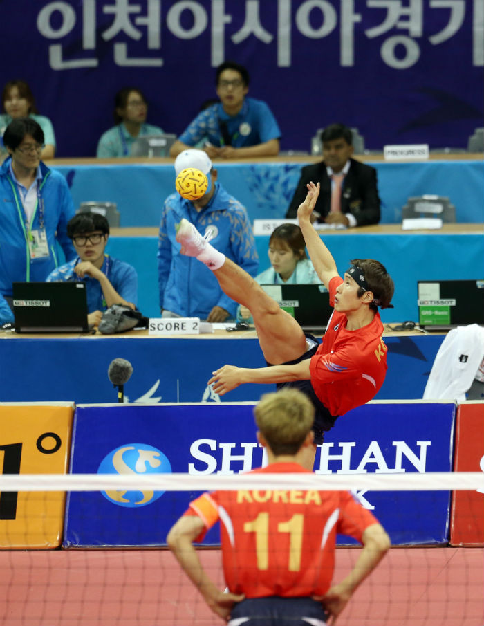 A preliminary sepak takraw match in the men's doubles competition between Korea and Singapore takes place on September 20 at the Bucheon Gymnasium. Pictured is Kim Youngman as he receives the ball. 
