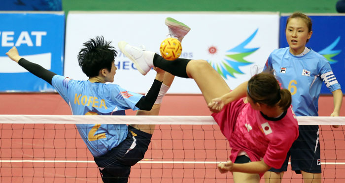 A preliminary match in the sepak takraw women's doubles takes place between Korea and Japan on September 20 at the Bucheon Gymnasium. Pictured is Kim Iseul (No. 2) vying for the ball with a player from the opposing team.