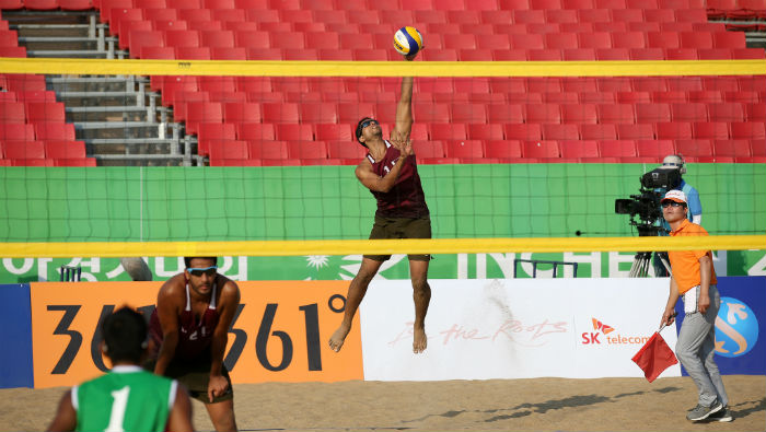 Preliminary beach volleyball matches are held at the Songdo Beach Volleyball Venue. In Group H, Qatar and the Maldives compete in the afternoon game, where Qatar won 2-0. A Qatari player spikes the ball into the opponents' court.