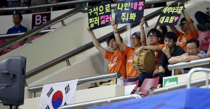 The Bucheon Gymnasium hosted the sepak takraw preliminaries on September 20. It is filled with the spectators' enthusiastic cheering and applause as they encourage the athletes on the court.
