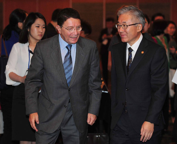 Minister of Culture, Sports and Tourism Kim Jongdeok (right) and UNWTO Secretary General Taleb Rifai attend the third Policy Forum on International Tourism Cooperation.