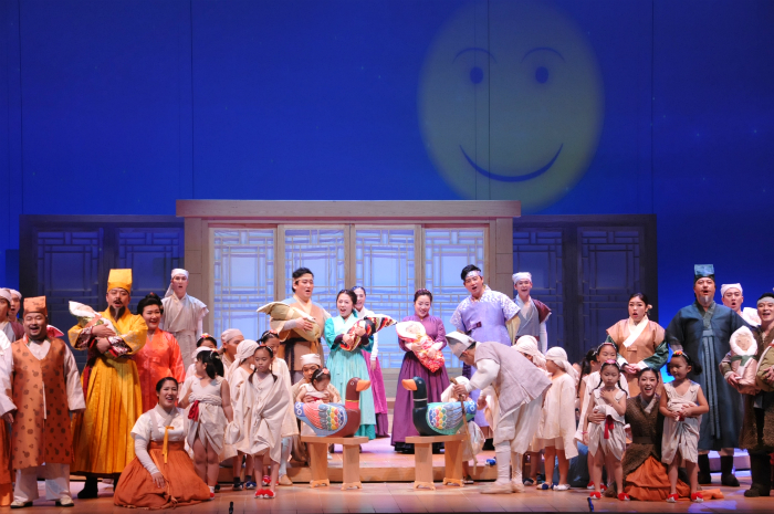 The Korea National Opera performs 'Soul Mate' in Singapore for the first time. The traditional Korean love story was rendered as an opera, intertwining both traditional Korean music and Western classical music, played by Singapore's Metropolitan Festival Orchestra.