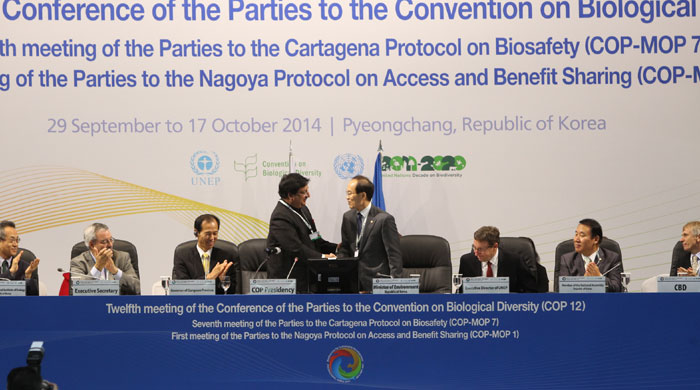 Minister of Environment Yoon Seong Kyu (center, right) takes over the chair of the COP12 from Hem Pande, additional secretary in India's Ministry of Environment and Forests, during the opening ceremony on October 6. 