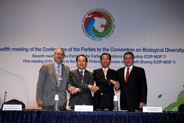 (From left) CBD Executive Secretary Braulio Ferreira de Souza Dias, Minister of Environment Yoon Seong Kyu, Gangwon Province Governor Choi Moon-Soon and UNEP Executive Director Achim Steiner pose for a photo during the press conference prior to the CBD COP12's opening ceremony.