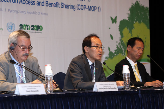 Minister of Environment Yoon Seong Kyu (center) speaks during the press conference prior to the CBD COP12's opening ceremony.