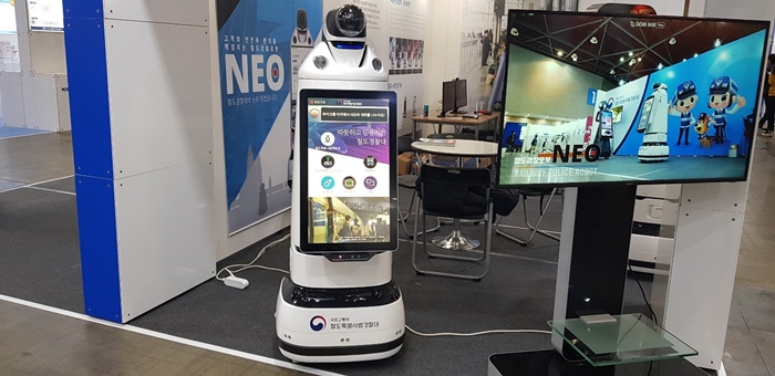 ‘NEO’ is a robot railway police that has been developed by FUTUREROBOT Corporation. The robot was introduced to the public during the Korea Innovative Safety & Security Expo 2018 at the KINTEX Convention Center in Goyang City, Gyeonggi-do Province on Nov. 14.