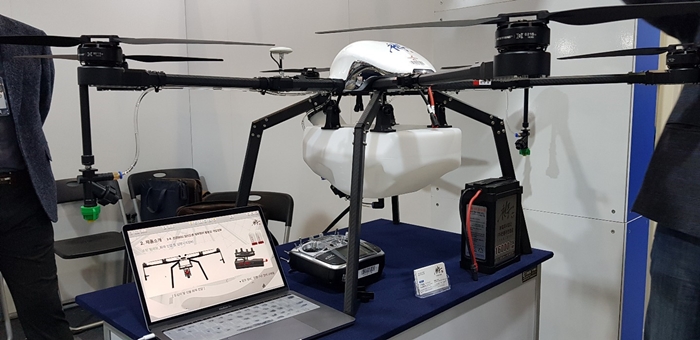 The agricultural drone is presented by the Cheonpung Unmanned Aircraft Corporation during the Korea Innovative Safety & Security Expo 2018 at the KINTEX Convention Center in Goyang City, Gyeonggi-do Province on Nov. 14.