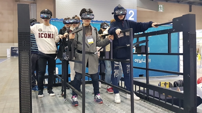 Visitors of Korea Innovative Safety & Security Expo 2018 experience earthquake drill simulation using Virtual Reality (VR) technology at the KINTEX convention center in Goyang City, Gyeonggi-do Province on Nov. 14.