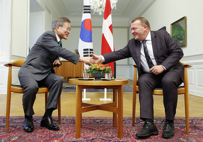 This photo from on Oct. 20, 2018, shows President Moon Jae-in (left) and Danish Prime Minister Lars Løkke Rasmussen holding a summit at Christiansborg Palace in Copenhagen. Both leaders agreed to designate 2019 as the “Year of Culture.” (Cheong Wa Dae)