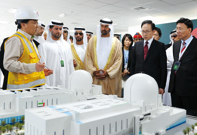 The inauguration ceremony for the construction of a Korean-style nuclear power plant in the UAE was attended by Korean President Lee Myung-bak and Crown Prince Sheikh Mohammed Bin Zayed of Abu Dhabi, where the two leaders listen to a worker from Korea Electronic Power Corporation 