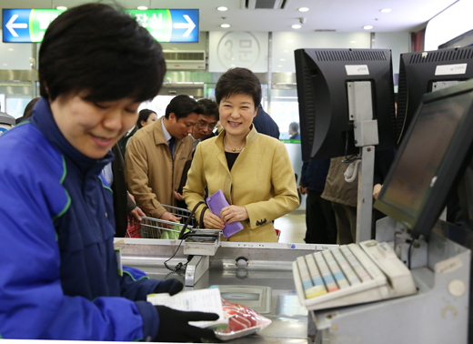 President Park Geun-hye purchases some grocery items at a store in Seocho District on March 13 (photo: Gonggam Korea).