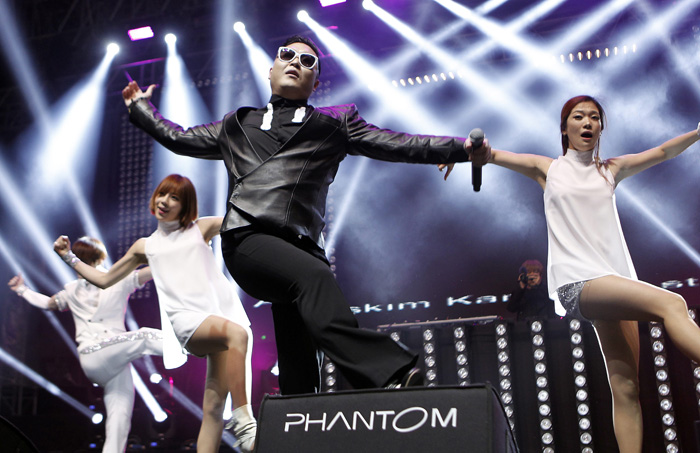 South Korean singer PSY performs during a concert at the Tepebasi Arena in Istanbul, Turkey on February 2013. Since his debut on the global stage with the hit song "Gangnam Style," he has been making more appreances in both the domestic and international music scenes (photo: Yonhap News).