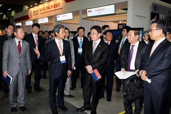 Minister Yoon Sang-jick of Trade, Industry and Energy learns about the current status of imports and exports at the Global Business Plaza 2013 on April 16 (photo: Ministry of Trade, Industry and Energy). 