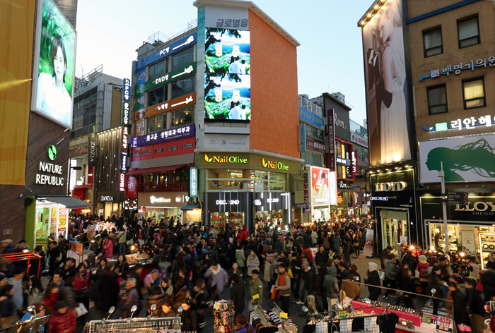 Myeongdong, which is in proximity to Seoul Station, is a number one tourism destination for foreign visitors (photo: Jeon Han). 