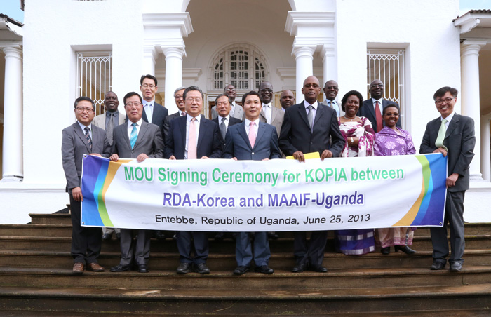 130701_korea_uganda3.jpg