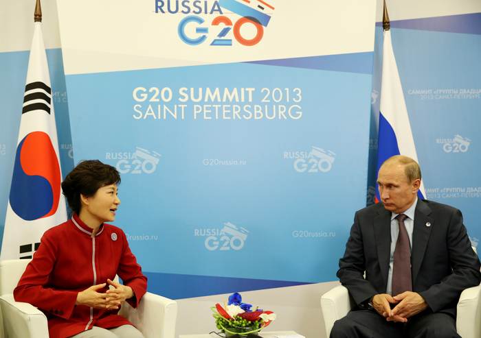 President Park Geun-hye and Russian President Vladimir Putin had a summit meeting on September 6 (photo courtesy of Cheong Wa Dae).
