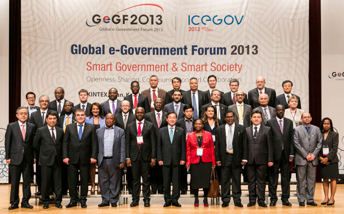 Wrapping up the Global e-Government Forum 2013 on October 23, participants pose for a group photo. (photo courtesy of MOSPA)