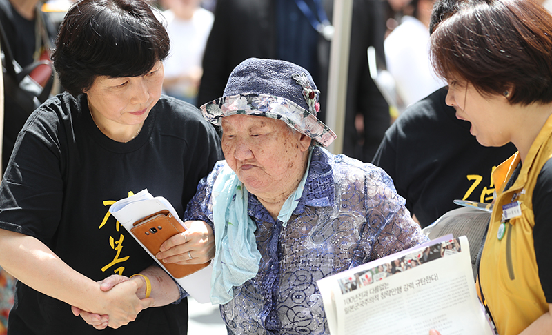 14일 오후 서울 종로 옛 주한일본대사관 앞에서 열린 1400차 일본군 성노예제 문제해결을 위한 정기 수요시위가 열린 가운데 길원옥 할머니가 부축을 받으며 시위에 참여하고 있다.