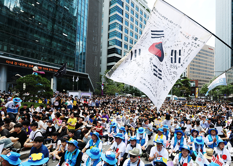 The day before Korea's 74th National Liberation Day, thousands of people on Aug. 14 gather in front of the former site of the Japanese Embassy in Seoul. This rally marked its 1,400th straight week to demand Japan's apology for sexual enslavement of Korean women before and during World War II.