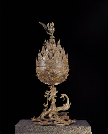 National Treasure No. 287, the Gilt-bronze Incense Burner of Baekje is on loan from the Buyeo National Museum. 