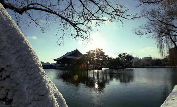 Gyeonghoeru, located on the grounds of Gyeongbokgung Palace, is covered in snow. (photo: Jeon Han)