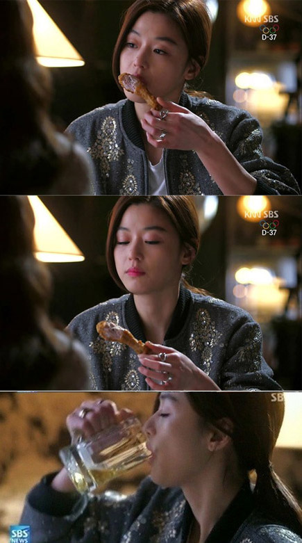 The heroine Cheon Song-yi is shown eating a piece of fried chicken on the TV show “My Love From the Star.” 