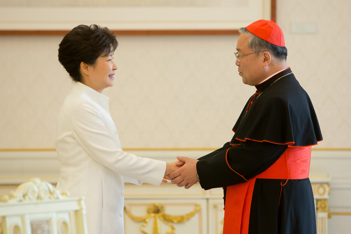 President Park Geun-hye shakes hands with Cardinal Yeom Soo-jung at a luncheon on March 14. (photo: Cheong Wa Dae)