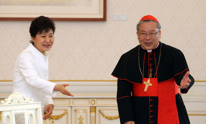 President Park Geun-hye attends a luncheon with Roman Catholic leaders, including Cardinal Yeom Soo-jung (right) on March 14. (photo: Yonhap News)