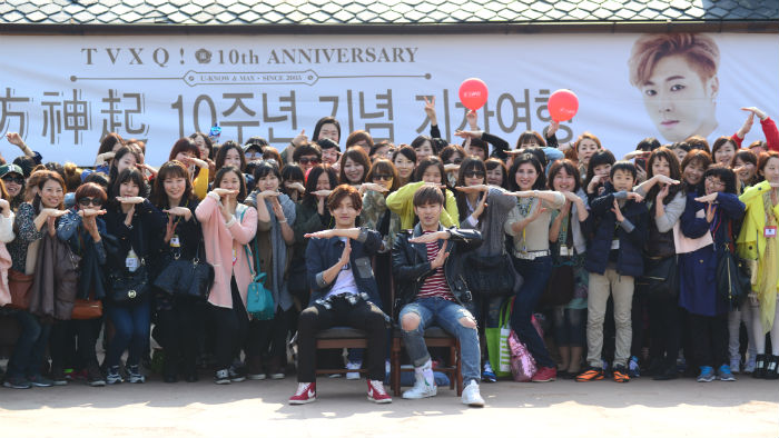 TVXQ spent the day with their fans on March 24 as part of a promotional train trip. 