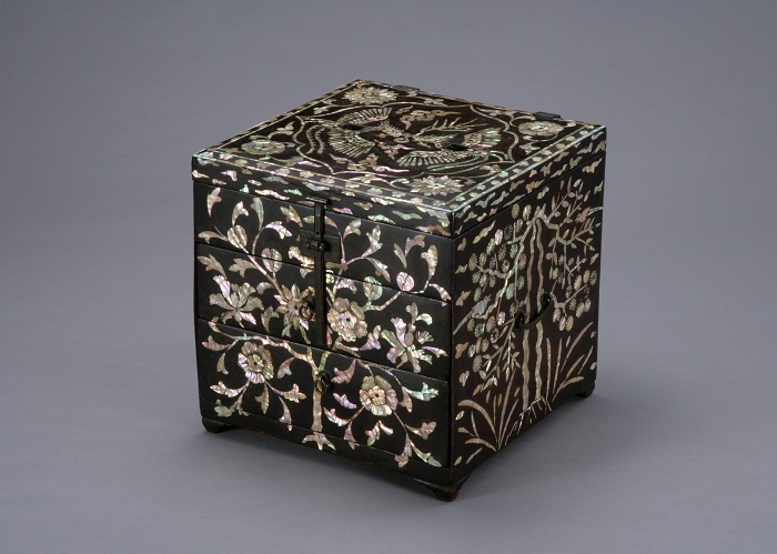 Comb Box inlaid with Mother-of-pearl / 18-19th in Joseon Dynasty / National Museum of Korea