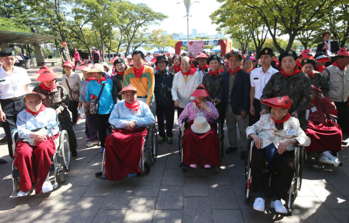 Representatives from one of Seoul's district governments participate in a walk to raise awareness of dementia among the elderly. (photo: Yonhap News) 