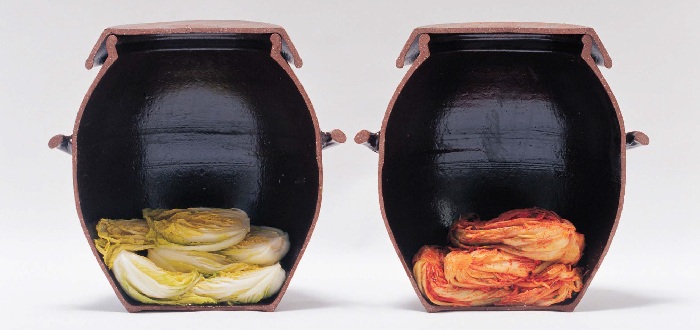 A cross-section of a traditional urn filled with cabbage, both before and after applying the pepper, in preparation for the winter. 