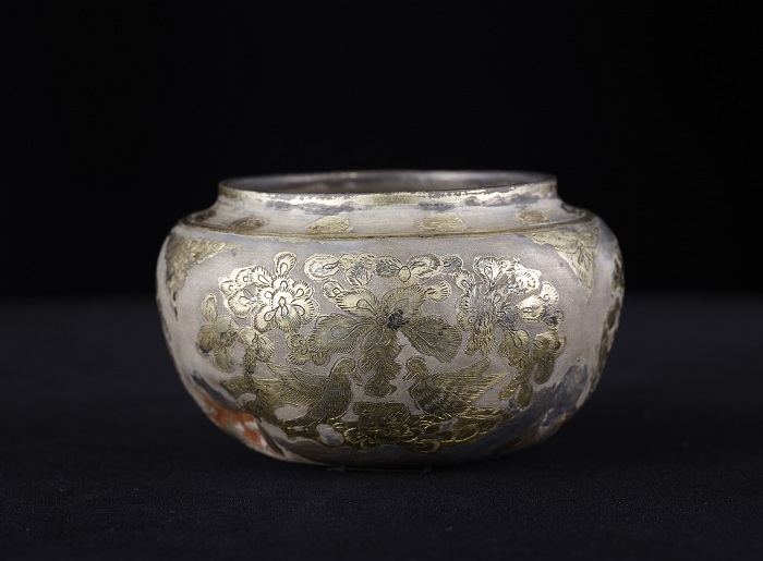 The <i>sariho</i>, a gold-plated silver bowl with a pattern of two birds on the surface, offers visitors a look into the luxurious and cultured lifestyle of Unified Silla royalty. (photo courtesy of the NMK)
