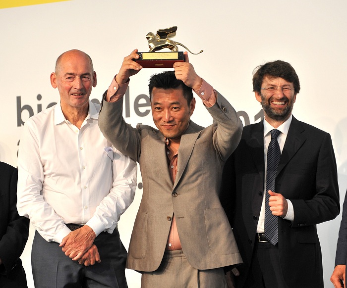 Korea has won the Golden Lion at the Venice Biennale of Architecture this year. Architect Cho Min-suk (center), the commissioner of the exhibition, smiles as he holds aloft the award. (photo: Yonhap News)
