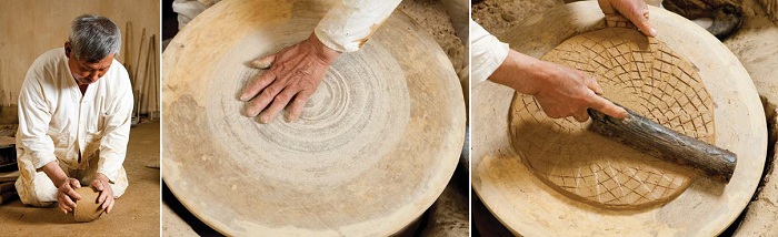 (1) The bottom of the urn is begun with a simply lump of clay. (2) Spread white clay powder over the surface of the potter's wheel to prevent the clay from sticking. (3) Shape the bottom of the urn by pounding and spreading the lump of clay with a roller pin-like tool. 