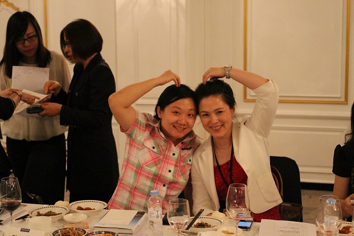 Yang Ning, senior editor at China Radio International (left), and Ren Shuai, editor-in-chief at the Xunlei Kankan online content producer (right), enjoy being at the banquet. (photo: Wi Tack-whan) 