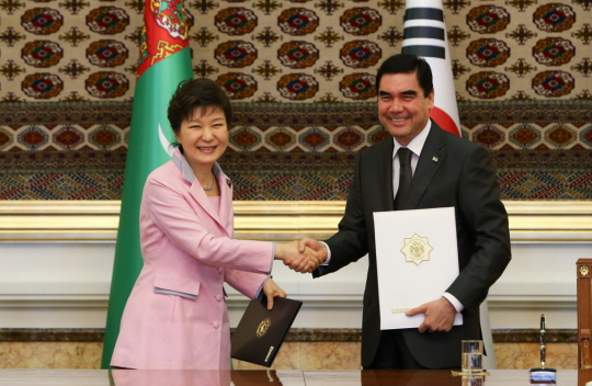 Korea and Turkmenistan agree to expand their scope of cooperation, to include trade, investment, education, the sciences and information technology. (photos: Cheong Wa Dae) 
