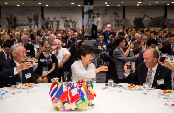 President Park offers a toast at the 64th Korean War Commemoration ceremony on June 24. (photos: Cheong Wa Dae)