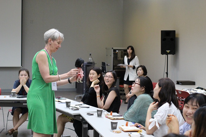Liesbet Ruben offers a workshop at the National Museum of Korea during her visit to Seoul from July 14 and 19. (photo: Wi Tack-whan)
