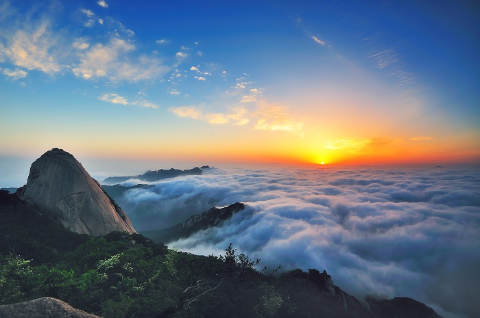 Baegundae Peak offers the picturesque sunrise.