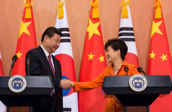 President Park Geun-hye (right) and Chinese President Xi Jinping hold a joint press conference during his visit to Korea last month. (photo: Cheong Wa Dae)