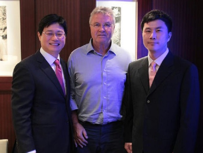 Former soccer coach Guus Hiddink (center) with doctors from the Seoul JS Hospital. (photo courtesy of the Seoul JS Hospital)