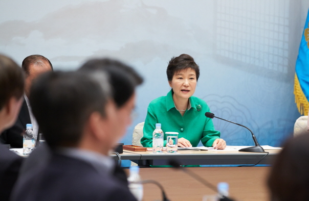 President Park Geun-hye delivers a speech at Cheong Wa Dae on August 6 during a meeting of the Presidential Committee for Cultural Enrichment. (photos: Cheong Wa Dae)