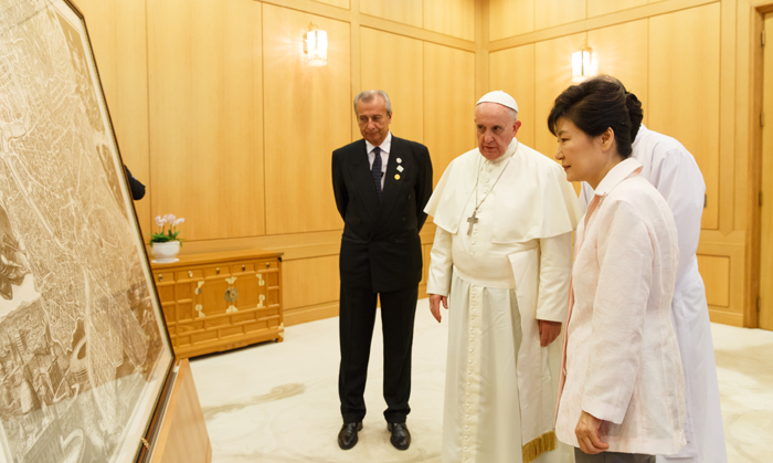 140814_Gifts%20exchange%20Pope.jpg