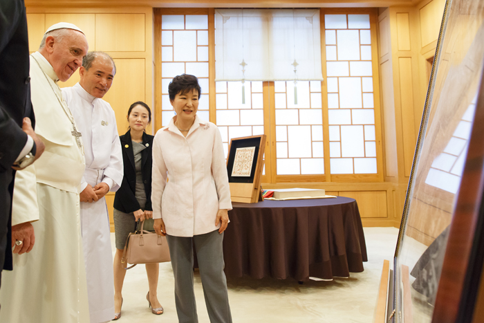 President Park Geun-hye and Pope Francis admire the gifts exchanged during their meeting at Cheong Wa Dae on August 14. (photo: Cheong Wa Dae)
