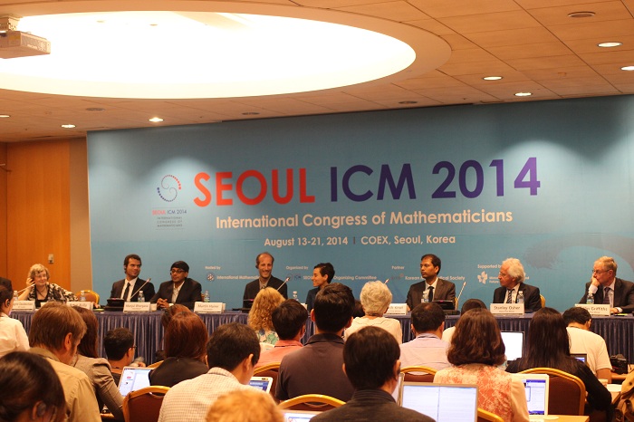Award recipients at the 2014 Seoul International Congress of Mathematicians attend a press conference with both domestic and international media outlets. (photo: Wi Tack-whan) 
